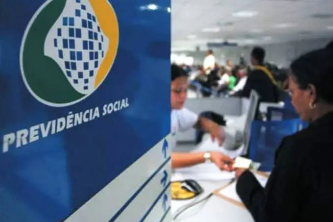 INSS começa a pagar hoje 13º a quem recebe mais que o salário-mínimo