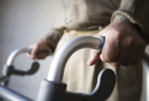 Trabalhador com doença degenerativa na coluna e nos joelhos deve receber benefício por incapacidade